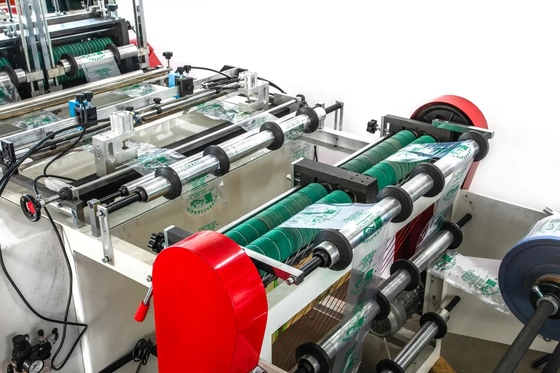 آلة إنتاج الأكياس القوسية PVC &amp; PE الأوتوماتيكية # 120 * 2 قطعة / دقيقة السرعة # 100-450mm عرض الكيس # 10-100um سمك المادة