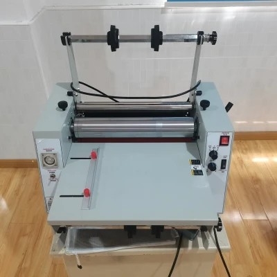 OPP 900mm الحز الترجيع آلة 5m / Min Nonweaving Film Laminating