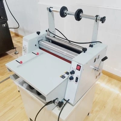 OPP 900mm الحز الترجيع آلة 5m / Min Nonweaving Film Laminating