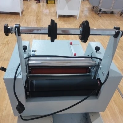 OPP 900mm الحز الترجيع آلة 5m / Min Nonweaving Film Laminating